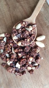 Schoko-Erdnuss Granola